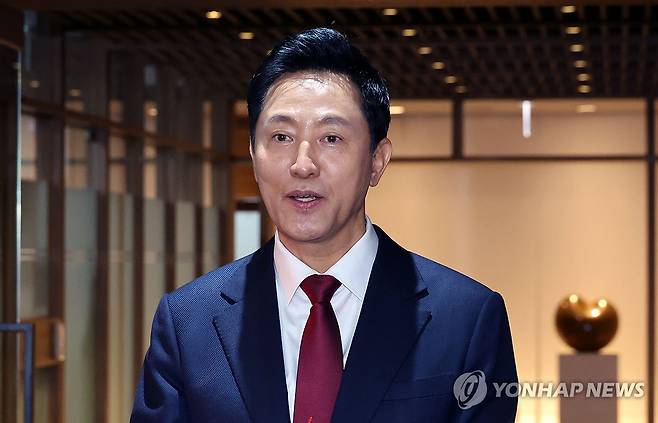 집무실 나서는 오세훈 서울시장 (서울=연합뉴스) 이진욱 기자 = 오세훈 서울시장이 20일 서울시청 집무실 앞에서 검찰의 압수수색 관련 입장을 밝힌 뒤 집무실을 나서고 있다. 검찰은 '정치 브로커' 명태균 씨가 연루된 여론조사비용 대납 의혹과 관련해 이날 오 시장에 대한 압수수색을 실시했다. 2025.3.20 [공동취재] cityboy@yna.co.kr