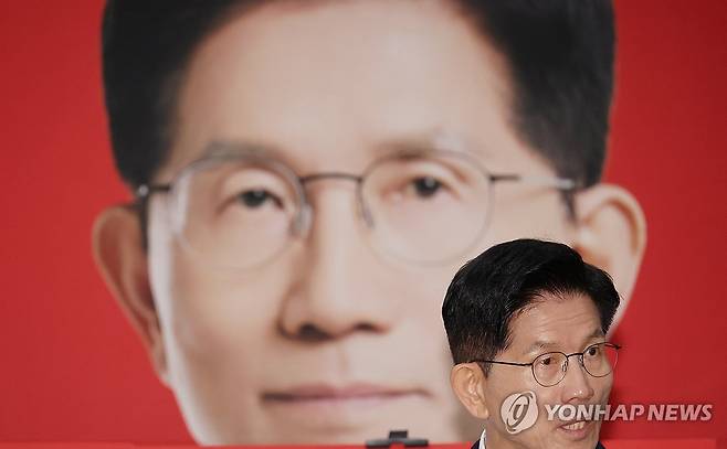 김문수 후보의 지방 살리기 공약은? (천안=연합뉴스) 박동주 기자 = 국민의힘 김문수 대선 후보가 26일 충남 천안시 국민의힘 충남도당에서 지방시대 공약 발표를 하고 있다. 2025.5.26 pdj6635@yna.co.kr