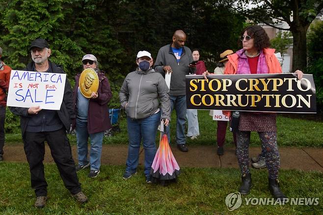 트럼프 밈코인 보유자 행사 반대하는 시위대 [AP=연합뉴스 자료사진]