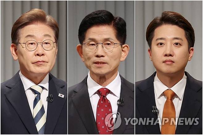 제21대 대선 2차 후보자 토론회 준비하는 후보들 (서울=연합뉴스) 더불어민주당 이재명(왼쪽부터)·국민의힘 김문수·개혁신당 이준석 대선후보가 23일 서울 여의도 KBS 스튜디오에서 열린 제21대 대선 2차 후보자 토론회를 준비하고 있다. 2025.5.23 [국회사진기자단] photo@yna.co.kr