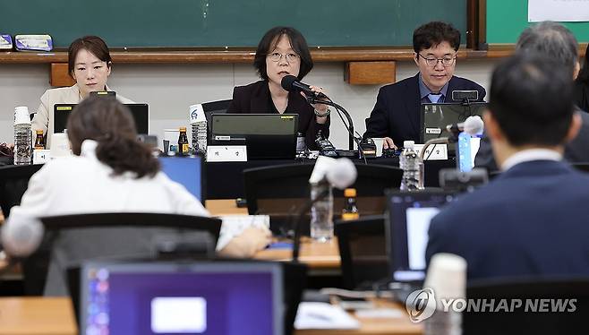 회의 비공개 알리는 김예영 전국법관대표회의 의장 (고양=연합뉴스) 김도훈 기자 = 김예영 전국법관대표회의 의장이 26일 경기 고양시 사법연수원에서 열린 전국법관대표회의 임시회의에서 회의 비공개를 알리고 있다. 2025.5.26 [공동취재] superdoo82@yna.co.kr