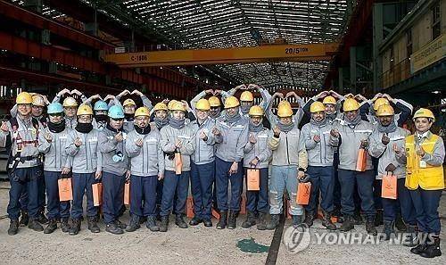 경남 조선소에서 일하는 외국인 근로자 [연합뉴스 자료사진]