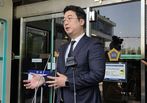 기자들 질문에 답하는 피해자 김하늘양 측 변호인 [촬영 김소연]