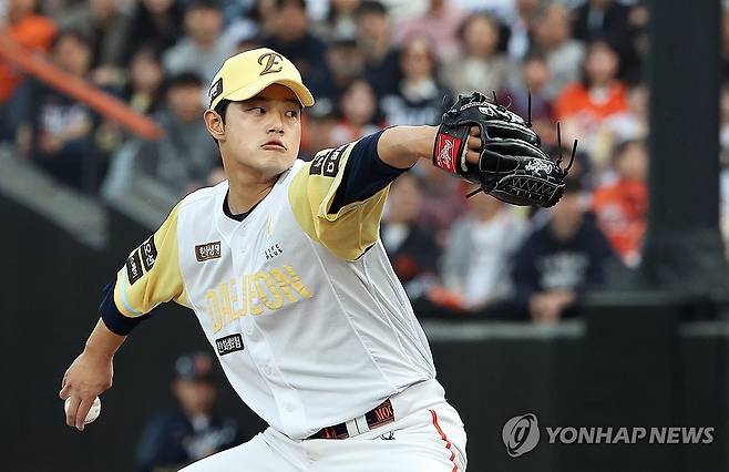 역투하는 한화 문동주 (대전=연합뉴스) 배재만 기자 = 7일 대전 한화생명 볼파크에서 열린 프로야구 2025 신한 SOL 뱅크 KBO리그 삼성 라이온즈와 한화 이글스의 경기. 1회 초 한화 선발 투수 문동주가 역투하고 있다. 2025.5.7 scoop@yna.co.kr