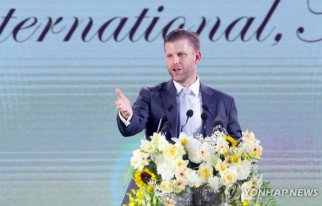 트럼프그룹, 베트남 리조트 착공…차남 에릭 참석 지난 21일(현지시간) 베트남 북부 하노이 인근 흥옌성에서 도널드 트럼프 미국 대통령의 가족기업 '트럼프 오거니제이션'이 짓는 고급 리조트 단지 착공식이 열렸다. 트럼프 대통령의 차남인 에릭 트럼프 트럼프 오거니제이션 수석부사장이 착공식에서 연설하고 있다. 2025.05.26
[EPA 연합뉴스 자료사진. 재판매 및 DB 금지]