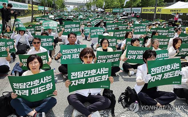 "전담 간호사는 자격 제도화" (세종=연합뉴스) 배재만 기자 = 대한간호협회 소속 간호사들이 26일 정부세종청사 보건복지부 앞에서 열린 '진료 지원 업무 수행하는 간호사 교육 및 자격 관리 투명화와 법제화 촉구대회'에서 구호를 외치고 있다. 2025.5.26 scoop@yna.co.kr