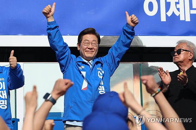 엄지손가락 치켜든 이재명 후보 (남양주=연합뉴스) 김주성 기자 = 더불어민주당 이재명 대선 후보가 26일 경기 남양주시 평내호평역 광장에서 열린 유세에서 엄지손가락을 치켜들고서 시민들에게 지지를 호소하고 있다. 2025.5.26 utzza@yna.co.kr