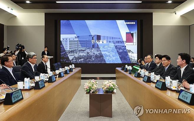 삼성전자 평택캠퍼스 방문, 인사말하는 김문수 후보 (평택=연합뉴스) 박동주 기자 = 국민의힘 김문수 대선 후보가 26일 경기 평택시 삼성전자 평택캠퍼스를 방문해 간담회를 갖고 인사말을 하고 있다. 2025.5.26 [공동취재] pdj6635@yna.co.kr