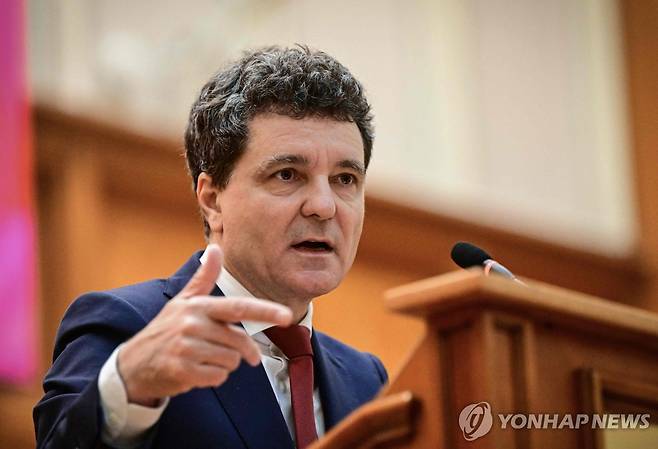 취임 연설하는 단 대통령 (부쿠레슈티 AFP=연합뉴스) 루마니아의 새 대통령 니쿠쇼르 단이 26일(현지시간) 수도 부쿠레슈티의 의회에서 취임 선서 뒤 연설을 하고 있다. 2025.05.26 photo@yna.co.kr