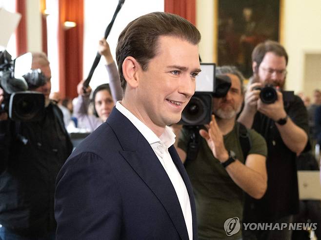 미소 짓는 쿠르츠 전 총리 (빈 AFP=연합뉴스) 제바스티안 쿠르츠 전 오스트리아 총리가 26일(현지시간) 수도 빈에서 열린 의회 위증 사건 항소심 재판을 앞두고 법정에서 미소 짓고 있다. 2025.05.26 photo@yna.co.kr