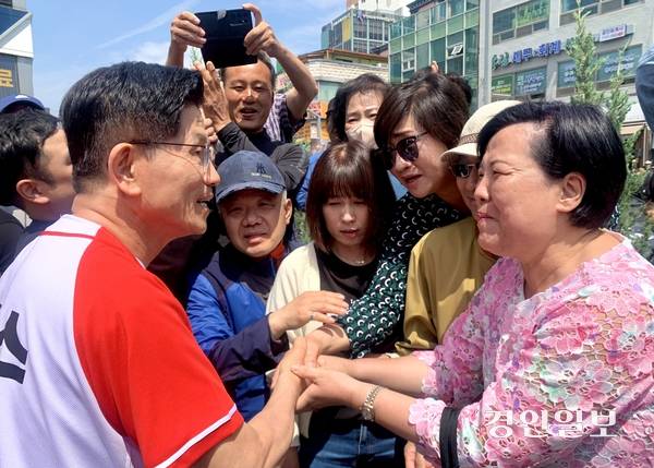 국민의힘 김문수 대선 후보가 안성 중앙시장 유세장에 도착해 지지자들과 인사하고 있다. 2025.5.26 /김우성기자 wskim@kyeongin.com