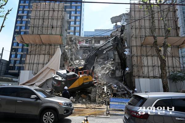 지난 26일 오후 수원시 팔달구 인계동의 한 건물 철거 공사 현장. 해당 철거업체는 관할 관청에 받아야 할 도로 점용 허가도 받지 않고 공사를 진행하고 있다. 2025.5.26 /임열수기자 pplys@kyeongin.com