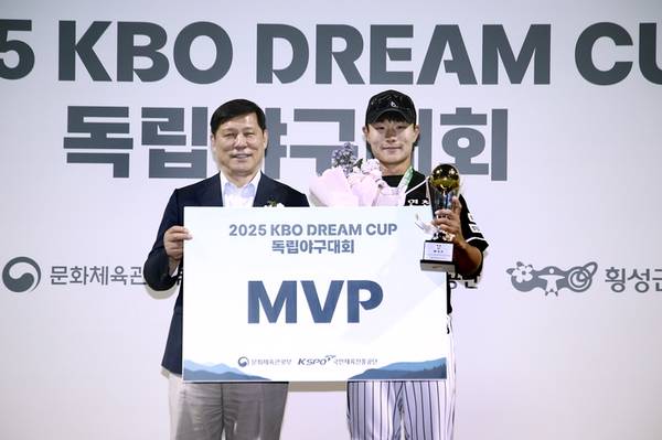 허구연 KBO 총재가 2025 KBO DREAM CUP 독립야구대회에서 두정민에게 최우수선수(MVP)상을 전달하고 있다. /KBO 제공