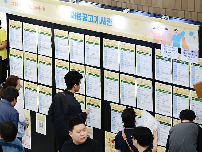▲ 27일 인천 남동구 구월동 시청 중앙홀에서 '인천 장애인 채용 박람회'에서 한 구직자가 채용 공고를 살펴보고 있다. /사진제공=인천시