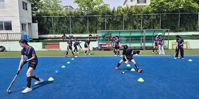 　전국소년체전 하키 여자 15세 이하부에 출전한 평택드림하키클럽 학생들이 평택 소사벌 레포츠타운 하키장에서 훈련을 하고 있다. 사진=평택드림하키클럽