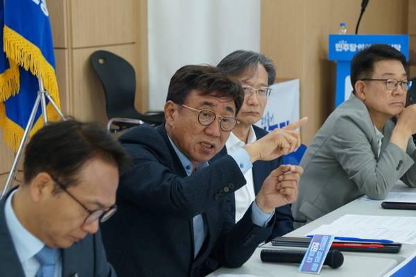 (왼쪽부터) 더불어민주당 박선원, 고남석, 유동수, 허종식 의원(더불어민주당 인천시당)이 오늘(27일) 간담회를 열어 인천 항만업계 관계자들과 토론을 하고 있다. [사진 = 이장원 기자]