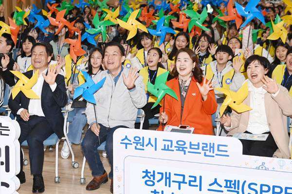 청개구리 스펙 청소년 지원단 위촉식에서 이재준 수원시장과 청소년들이 기념촬영을 하고 있다.