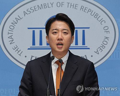 개혁신당 이준석 대선 후보가 22일 서울 여의도 국회 소통관에서 국민의힘 김문수 대선 후보와의 단일화 요구에 대한 입장 발표 기자회견을 하고 있다.