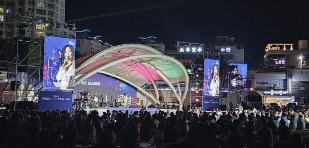 여수 장도 잔디광장에서 오는 6월 7일 ‘2025 여수재즈페스티벌’이 펼쳐진다. 지난해 페스티벌의 모습.    <여수시 제공>