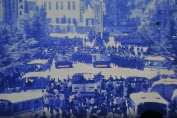 10:40
금남로에 시위대가 5만여명으로 불어나 6차선 도로가 인파로 가득찼다. 캘리버50 기관총에 실탄을 장착한 계엄군의 장갑차(M113)가 시민군 앞에 배치됐다.