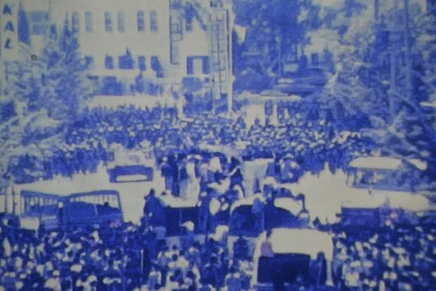 11:20
계엄군과 불과 50m 거리를 두고 대치한 시민군들이 버스 위에 올라가 시위를 벌이고 있다. 오후 1시가 되자 도청 옥상에서 애국가가 울려퍼지고 공수부대는 일제히 집단발포를 시작했다.
사진= 최현배·김진수 기자 choi@kwangju.co.kr