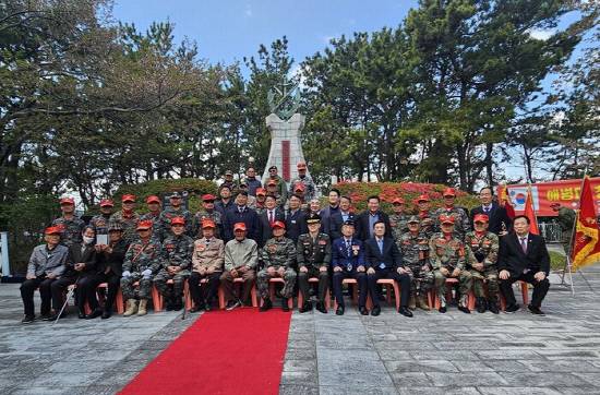 '제76주년 해병대 창설 기념식' 후 기념촬영 모습.사진=창원시