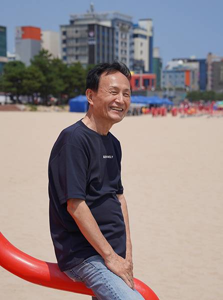 2024년 8월 포항을 찾아 사진 촬영을 한 고(故) 문신구 감독. /김훈 사진작가 제공