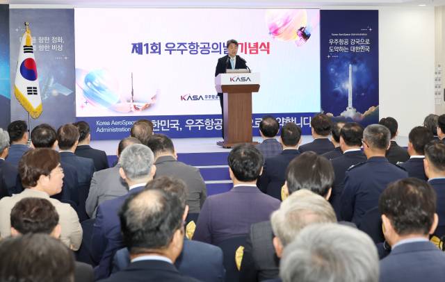 27일 경남 사천시 우주항공청에서 열린 제1회 우주항공의 날 기념식에서 이주호 대통령 권한대행이 기념사를 하고 있다. 우주항공청 제공