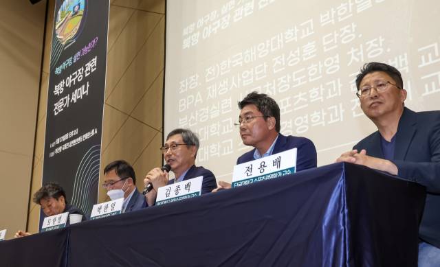 부산의 ‘바다 야구장’ 관련 전문가 세미나가 27일 오후 부산항 국제여객터미널 컨벤션센터에서 열렸다. ‘북항 야구장, 실현 가능한가’를 주제로 참여한 전문가들이 열띤 토론을 하고 있다. 김종진 기자 kjj1761@