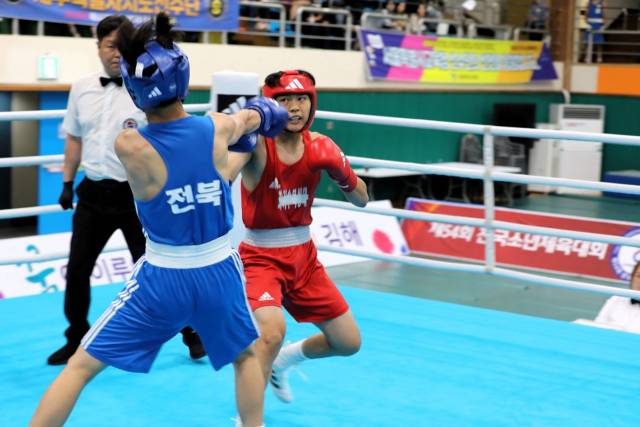 26일 복싱 15세 이하부 라이트웰터급 준결승전서 경남 양지성(오른쪽)이 전북 김도원과 경기를 하고 있다./경남체육회/