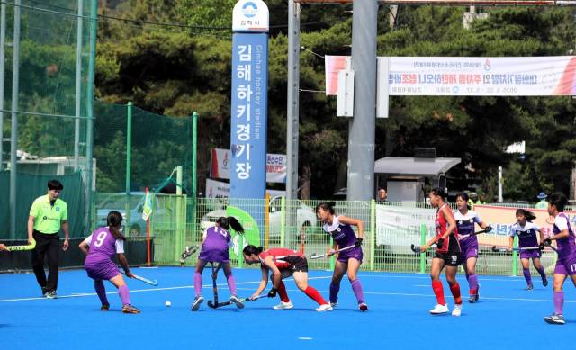 26일 김해하키경기장에서 열린 하키 여자 15세 이하부 준결승전에서 김해여중이 대구 안심중학교와 경기를 하고 있다. 이 경기에서 김해여중은 0-1로 패하며 동메달을 획득했다./경남체육회/