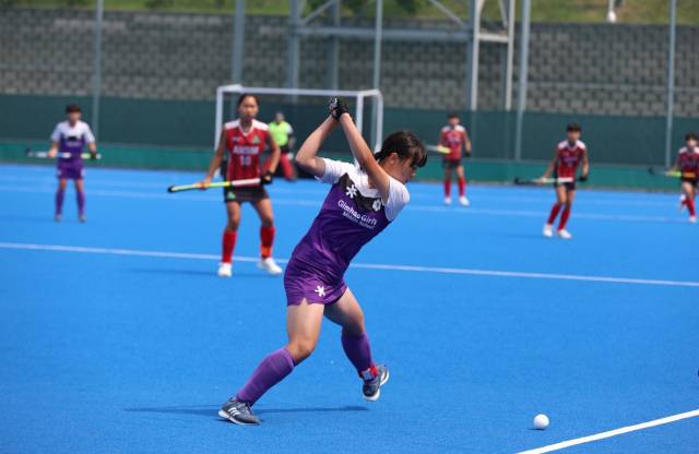 26일 김해하키경기장에서 열린 하키 여자 15세 이하부 준결승전에서 김해여중이 대구 안심중학교와 경기를 하고 있다. 이 경기에서 김해여중은 0-1로 패하며 동메달을 획득했다./경남체육회/