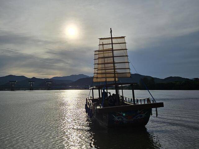 박서생과 청년통신사 공원에서 운항 중인 율정호. 조선 최초 통신사인 박서생이 일본으로 타고 갔던 돛단배를 착안해 만들었다. 의성군 제공.
