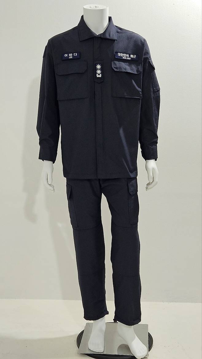 한국섬유개발연구원이 개발한 해군 차세대 함상복. 오는 28~31일 부산 벡스코에서 열리는 '국제해양방위산업전'에서 공개된다. <섬개연 제공>