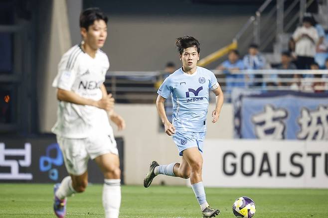 27일 K리그1 16라운드에서 전북 현대를 상대로 경기를 펼치는 황재원.<대구FC 제공>