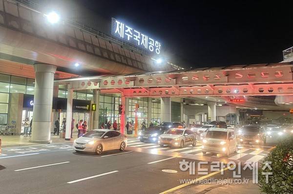 제주도 여행을 하는 관광객들의 야간 시간대 이용 패턴을 분석한 결과, 내국인은 '식도락', 외국인은 '카지노' 빈도가 높은 것으로 나타났다. 사진은 제주국제공항 전경. ⓒ헤드라인제주