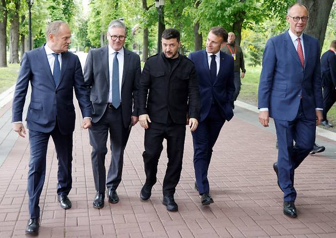 왼쪽부터 도널드 투스크 폴란드 총리, 키어 스타머 영국 총리, 볼로디미르 젤렌스키 우크라이나 대통령, 에마뉘엘 마크롱 프랑스 대통령, 프리드리히 메르츠 독일 총리가 지난 10일 우크라이나 수도 키이우에서 열린 유럽 지도자 회의에서 함께 걷고 있다. (사진=AFP)