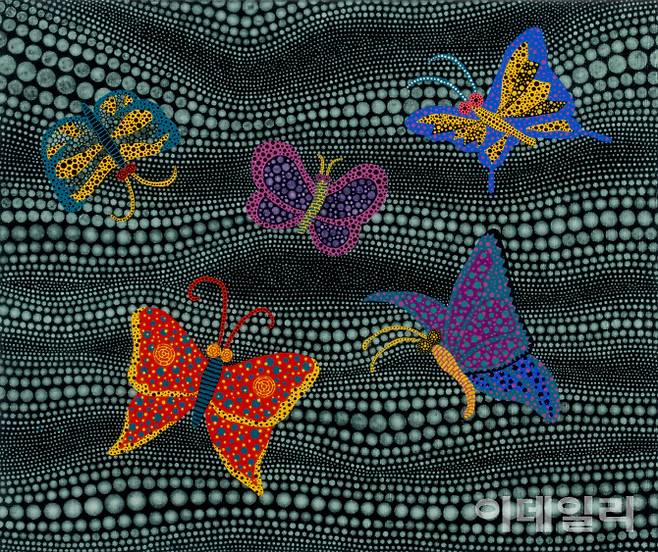 쿠사마 야요이의 ‘버터플라이즈 TWAO’(2004, 38×45.5㎝). 호박에 찍던 도트 패턴을 바닥에 깔고 그 위에 알록달록한 나비를 올렸다. 케이옥션 ‘5월 경매’에 출품했다. 시작가 13억 5000만원(사진=케이옥션).