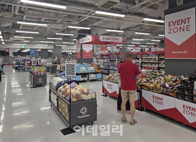‘메가푸드 페스타’, ‘몰빵 데이’ 등 할인 행사가 진행 중이었지만 매장은 한산했다. (사진=한전진 기자)