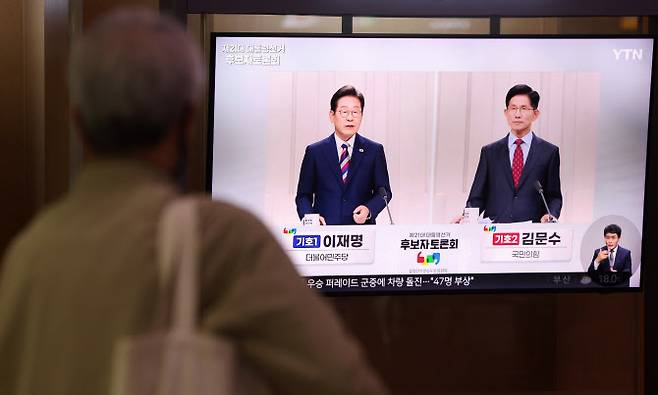 27일 오후 서울역 대합실에서 한 시민이 중앙선거방송토론위원회 주관 제21대 대통령선거 3차 후보자 토론회를 시청하고 있다. (사진=뉴시스)