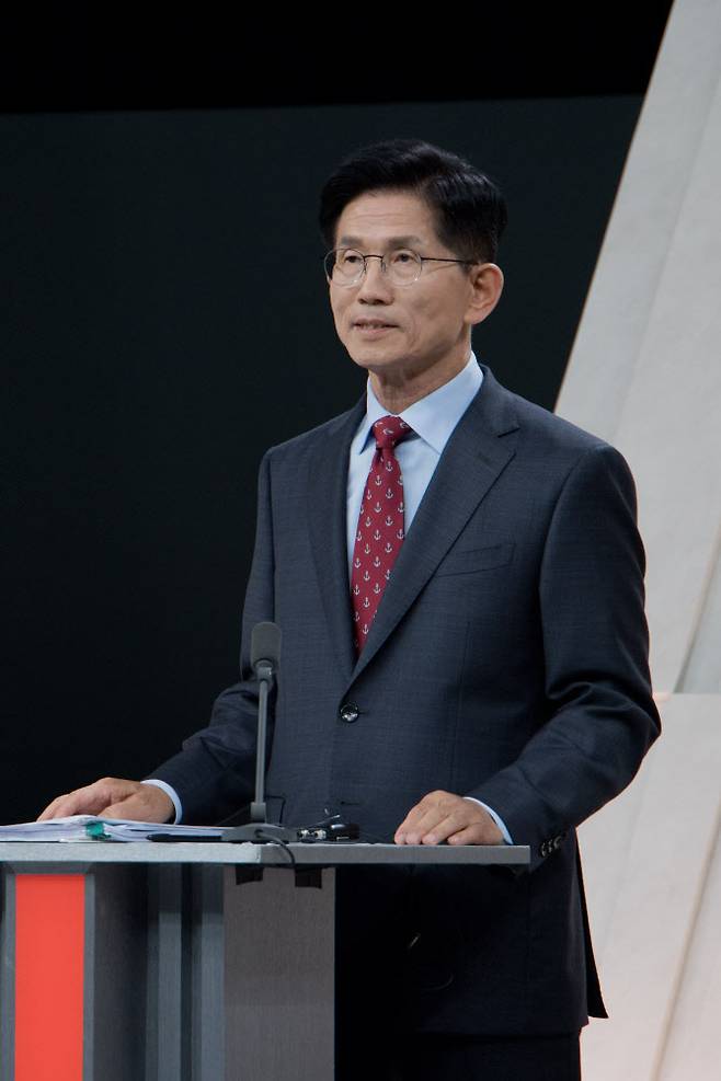 국민의힘 김문수 후보가 27일 서울 마포구 상암동 MBC 스튜디오에서 열린 정치 분야 TV토론회를 준비하고 있다. (사진=국회사진기자단)