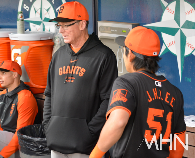 (밥 멜빈(왼쪽) 샌프란시스코 감독과 이정후)