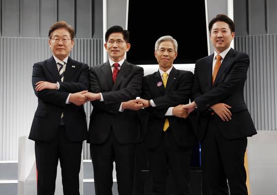 더불어민주당 이재명·국민의힘 김문수·민주노동당 권영국·개혁신당 이준석 대선후보가 23일 서울 영등포구 여의도 KBS 스튜디오에서 열린 제21대 대선 2차 후보자 토론회 시작에 앞서 악수하며 기념 촬영하고 있다. 〈연합뉴스〉