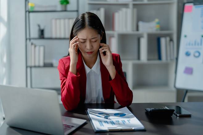 아이들 앞에서 무심코 욕설을 내뱉거나, 간단한 산수조차 헷갈린다면. 그건 치매의 징후일 수 있다고 한 치매 전문가가 경고했다. [사진=게티이미지뱅크]