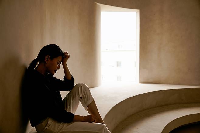 누구나 쉽게 사서 먹을 수 있는 해열 진통제인 아세트아미노펜을 많이 복용하면 간이 심각하게 손상될 위험이 있다. 미국에선 한해에 5만 6000명이 응급실에 실려가고 500명이 숨진다. 증상 초기 8시간 이내에 치료에 들어가야 생존율을 높일 수 있을 정도다. [게티이미지뱅크]