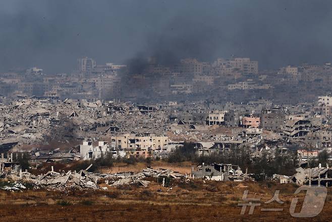 [포토] 가자지구 북부에서 연기가 피어오르는 모습. 2025. 5. 21 ⓒ 로이터=뉴스1 ⓒ News1 박우영 기자