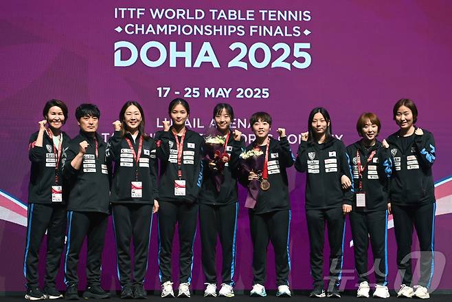 여자탁구대표팀이 25일 카타르 도하 루사일 아레나에서 열린 2025 국제탁구연맹(ITTF) 세계선수권대회 여자복식 시상식 후 포즈를 취하고 있다. 2025.5.26/뉴스1 ⓒ News1 사진공동취재단