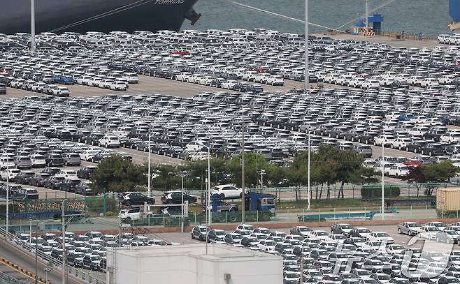 경기 평택시 포승읍 평택항 자동차전용부두에 수출용 차량들이 세워져 있다. ⓒ News1 김영운 기자