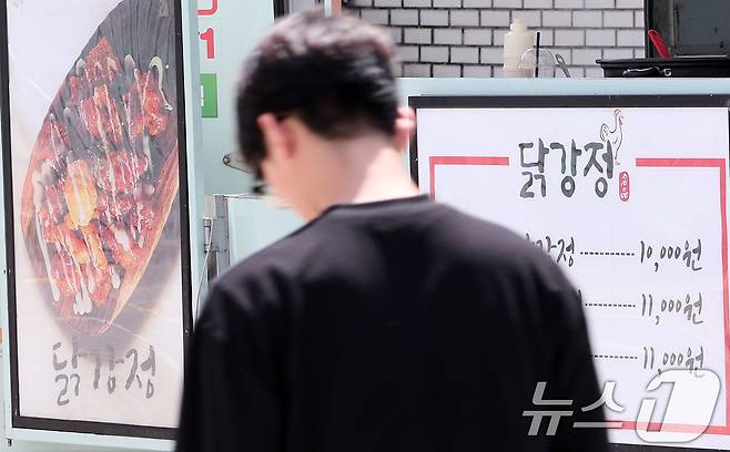 국내 치킨업계가 닭고기 공급난으로 비상에 걸렸다. 순살치킨의 주 재료인 브라질산 닭고기 수입이 중단된 데다 국내산 닭도 수급이 원활하지 않아 일부 매장에서는 아예 제품을 판매하지 못하는 상황까지 발생하고 있다. 사진은 22일 서울 시내 한 대학 축제 현장에 닭강정 푸드트럭 모습. 2025.5.22/뉴스1 ⓒ News1 김성진 기자