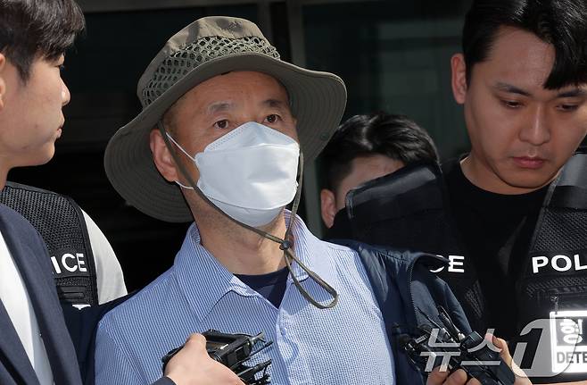 금전 문제로 갈등을 빚은 지인과 평소 앙심을 품었던 이웃 등 4명을 살상한 혐의로 체포된 피의자 차철남(56·중국 국적)이 21일 오전 경기도 시흥시 장곡동 시흥경찰서에서 구속 전 피의자 심문(영장실질심사)을 받기 위해 나오고 있다.  2025.5.21/뉴스1 ⓒ News1 박정호 기자